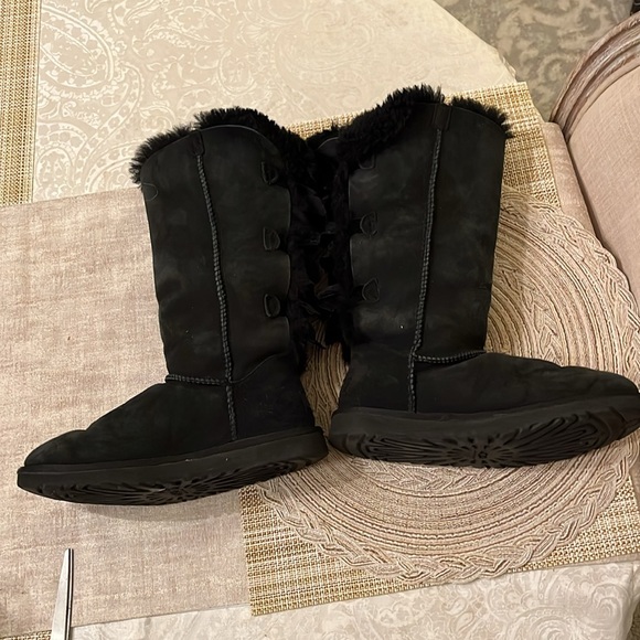 UGG Bailey Bow II Black SUEDE Sheepskin BOOTS w/ suede Bows, Size 5-1012981 EUC - Picture 4 of 5